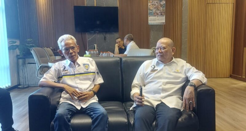 Ketua INI Kota Surabaya, Samsurin (kiri) ketika bersama Anggota DPD RI AA. Lanyalla Mahmud Mattalitti. Foto/Ist