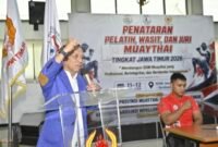 Ketua Pengurus Provinsi (Pengprov) Muaythai Indonesia (MI) Jawa Timur, Baso Juherman ketika memberikan sambutan dalam acara Penataran Pelatih, Wasit, dan Juri Muaythai Jatim, di Aula KONI Jatim, Sabtu (11/7/2026). Foto/Ist.