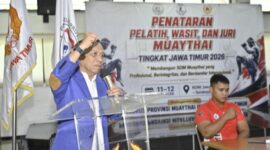 Ketua Pengurus Provinsi (Pengprov) Muaythai Indonesia (MI) Jawa Timur, Baso Juherman ketika memberikan sambutan dalam acara Penataran Pelatih, Wasit, dan Juri Muaythai Jatim, di Aula KONI Jatim, Sabtu (11/7/2026). Foto/Ist.