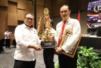 Dirresnarkoba Polda Jatim, Kombes Pol Muhammad Kurniawan ketika memberikan penghargaan Juara II Kategori Ungkap Kasus Terbanyak Semester I Tahun 2026 kepada Kasat Resnarkoba Polres Tanjung Perak, AKP Adik Agus Putrawan. Foto: (dok/sentralmerahputih) 