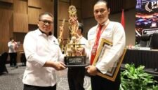 Dirresnarkoba Polda Jatim, Kombes Pol Muhammad Kurniawan ketika memberikan penghargaan Juara II Kategori Ungkap Kasus Terbanyak Semester I Tahun 2026 kepada Kasat Resnarkoba Polres Tanjung Perak, AKP Adik Agus Putrawan. Foto: (dok/sentralmerahputih) 