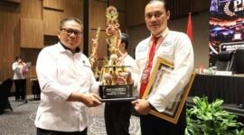 Dirresnarkoba Polda Jatim, Kombes Pol Muhammad Kurniawan ketika memberikan penghargaan Juara II Kategori Ungkap Kasus Terbanyak Semester I Tahun 2026 kepada Kasat Resnarkoba Polres Tanjung Perak, AKP Adik Agus Putrawan. Foto: (dok/sentralmerahputih) 
