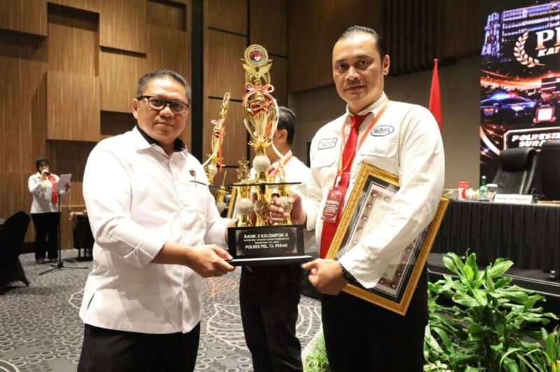 Dirresnarkoba Polda Jatim, Kombes Pol Muhammad Kurniawan ketika memberikan penghargaan Juara II Kategori Ungkap Kasus Terbanyak Semester I Tahun 2026 kepada Kasat Resnarkoba Polres Tanjung Perak, AKP Adik Agus Putrawan. Foto: (dok/sentralmerahputih) 