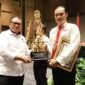 Dirresnarkoba Polda Jatim, Kombes Pol Muhammad Kurniawan ketika memberikan penghargaan Juara II Kategori Ungkap Kasus Terbanyak Semester I Tahun 2026 kepada Kasat Resnarkoba Polres Tanjung Perak, AKP Adik Agus Putrawan. Foto: (dok/sentralmerahputih) 