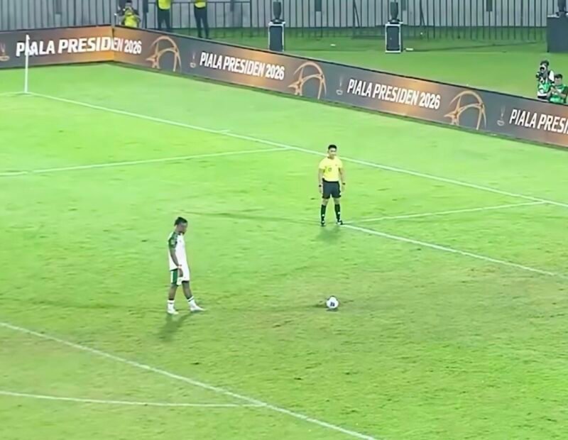 Gledson Paxiao ketika menjadi penentu kemenangan Persebaya Surabaya melalui drama adu penalti melawan Persib Bandung di final Piala Presiden 2026.foto/ist