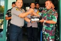 Momen Kapolsek Krembangan, Kompol Sofyan Efendi, SH., MH., memberikan ucapan selamat HUT ke-81 TNI Tahun 2026 kepada Danramil Krembangan, Mayor Inf. Slamet Prayitno, di Mako Koramil Krembangan, Senin (5/10/2026). Foto/Ist