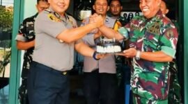 Momen Kapolsek Krembangan, Kompol Sofyan Efendi, SH., MH., memberikan ucapan selamat HUT ke-81 TNI Tahun 2026 kepada Danramil Krembangan, Mayor Inf. Slamet Prayitno, di Mako Koramil Krembangan, Senin (5/10/2026). Foto/Ist