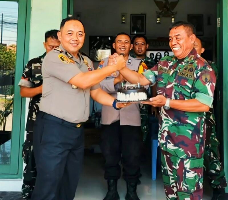 Momen Kapolsek Krembangan, Kompol Sofyan Efendi, SH., MH., memberikan ucapan selamat HUT ke-81 TNI Tahun 2026 kepada Danramil Krembangan, Mayor Inf. Slamet Prayitno, di Mako Koramil Krembangan, Senin (5/10/2026). Foto/Ist