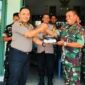 Momen Kapolsek Krembangan, Kompol Sofyan Efendi, SH., MH., memberikan ucapan selamat HUT ke-81 TNI Tahun 2026 kepada Danramil Krembangan, Mayor Inf. Slamet Prayitno, di Mako Koramil Krembangan, Senin (5/10/2026). Foto/Ist