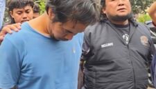 DBM (kaos biru) terduga pelaku pembunuhan keji terhadap Ibu dan Anak di Madiun ketika diamankan Ditreskrimum Polda Jatim. Foto/Ist