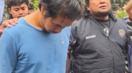 DBM (kaos biru) terduga pelaku pembunuhan keji terhadap Ibu dan Anak di Madiun ketika diamankan Ditreskrimum Polda Jatim. Foto/Ist