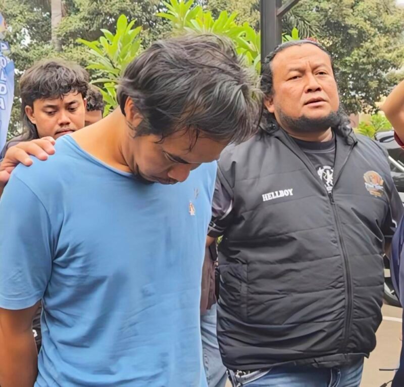 DBM (kaos biru) terduga pelaku pembunuhan keji terhadap Ibu dan Anak di Madiun ketika diamankan Ditreskrimum Polda Jatim. Foto/Ist